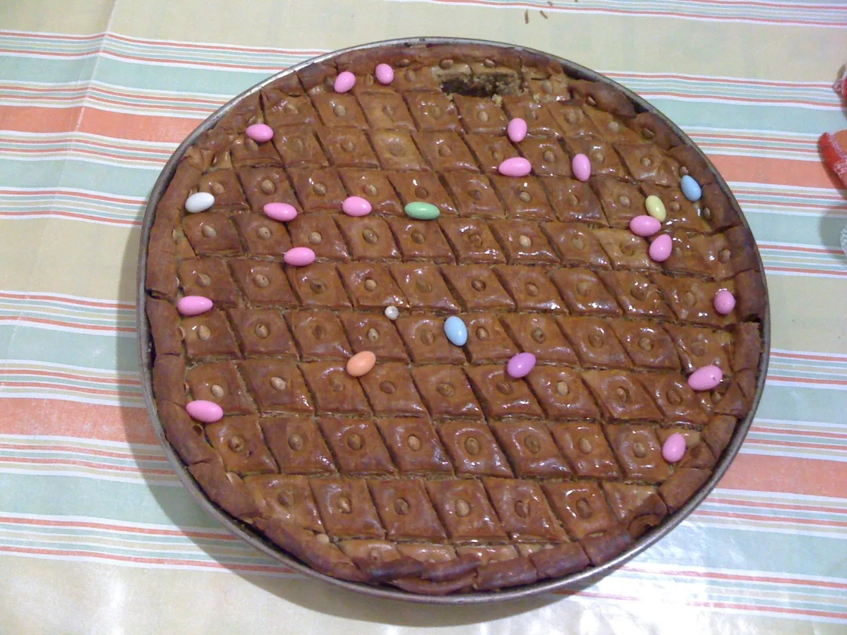 Diamond-shaped Algerian Baklawa arranged on a serving plate.