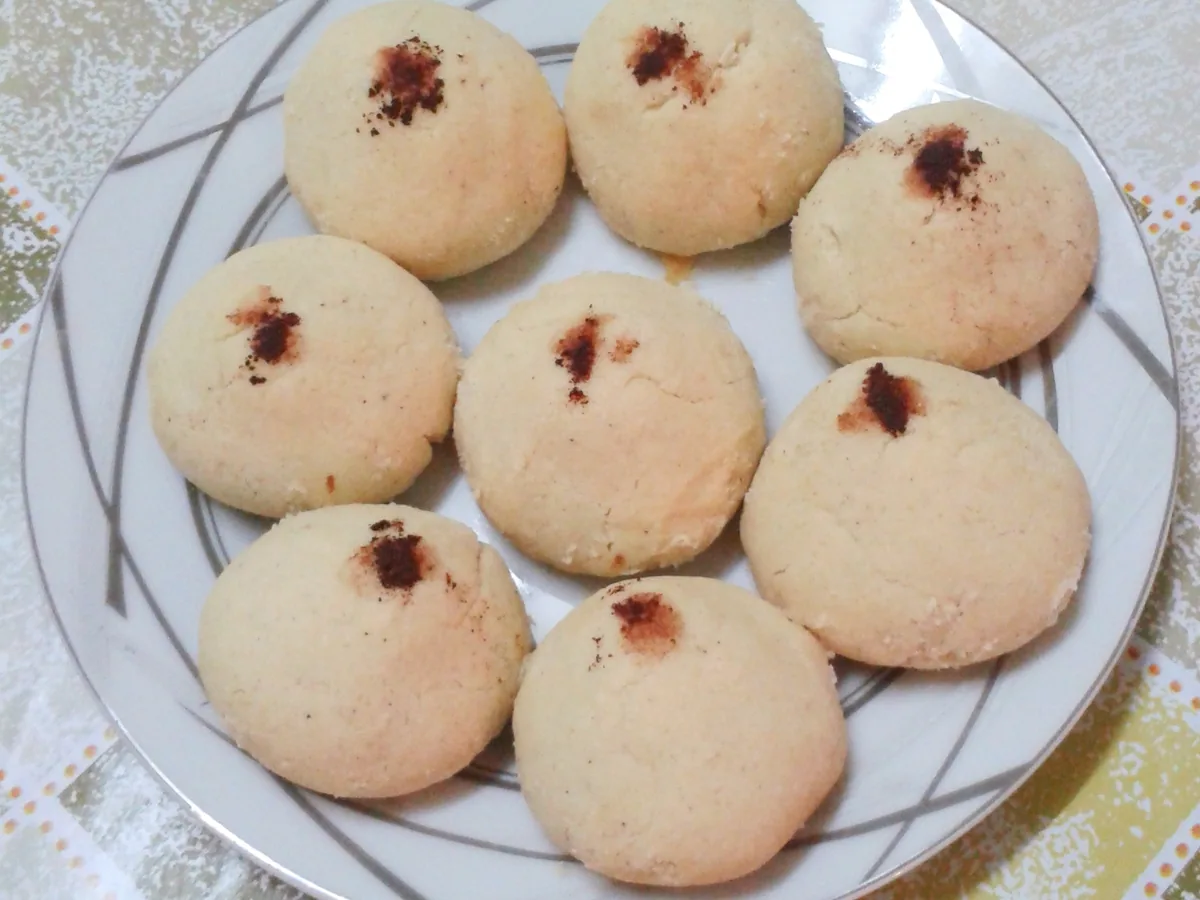 Traditional Algerian Ghribia cookies arranged together.