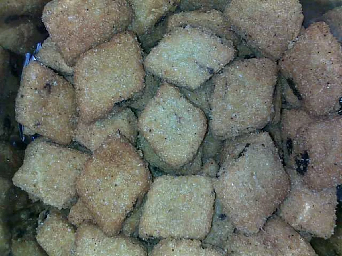 Diamond-shaped Algerian Makrout pastries filled with date paste.
